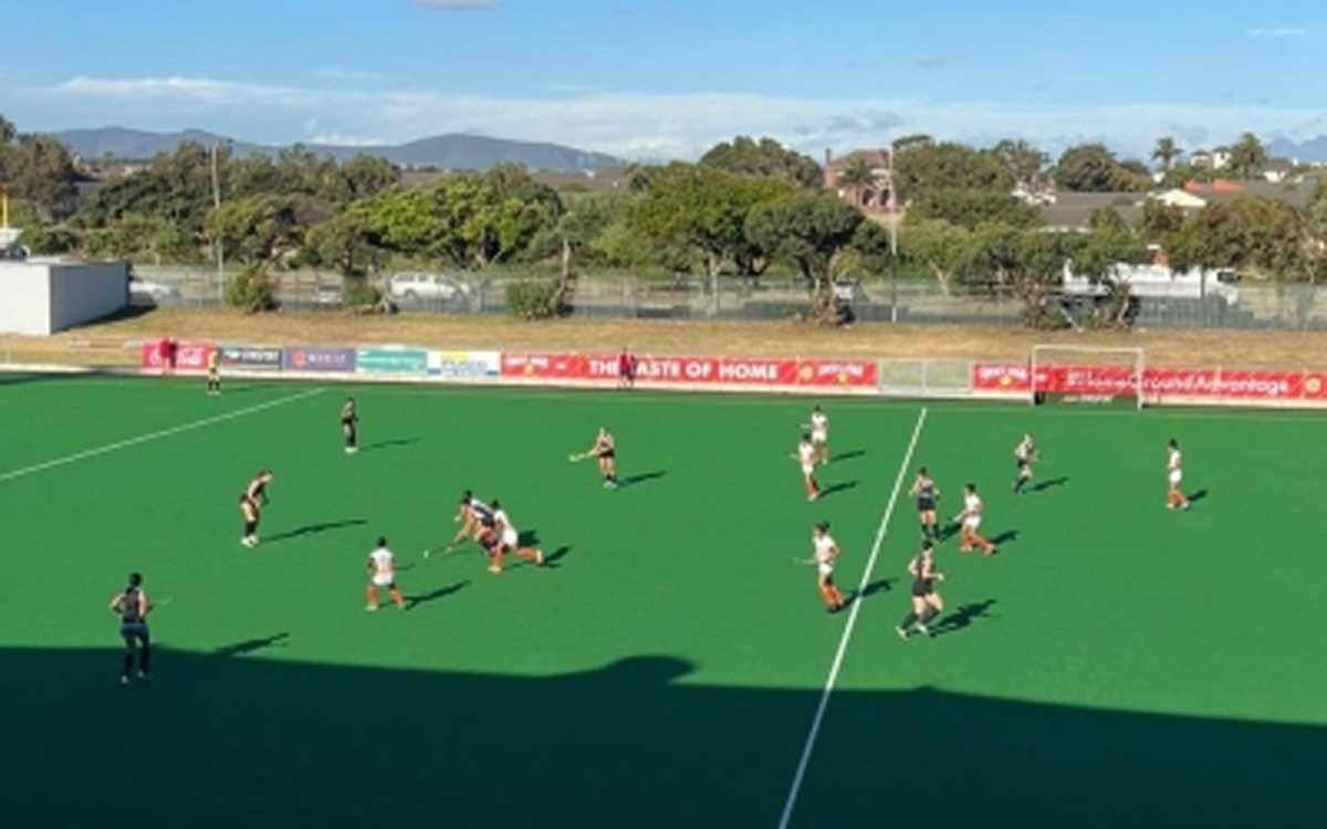 भारतीय जूनियर महिला हॉकी टीम ने दक्षिण अफ्रीका पर 8-0 से जीत दर्ज की भारतीय जूनियर महिला हॉकी टीम ने दक्षिण अफ्रीका पर 8-0 से जीत दर्ज की